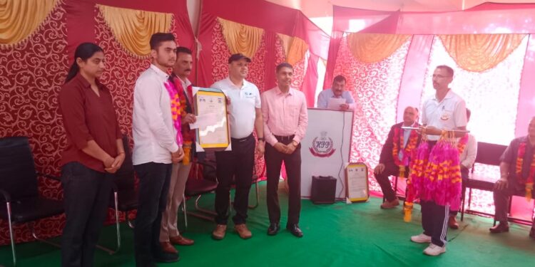 काँगड़ा पुलिस से पाँच पुलिस कर्मचारी पुलिस विभाग में अपनी अमूल्य सेवायें देने के उपरान्त सेवा निवृत