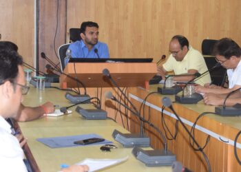 Kullu : उपायुक्त ने एनएचएआई को दिए एक सप्ताह में डबल लेन ट्रैफिक के लिए सड़क तैयार करने के निर्देश