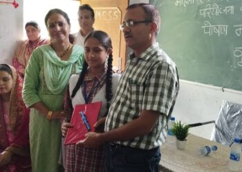 मंदल स्कूल की  होनहार छात्रा अंशिका को किया सम्मानित