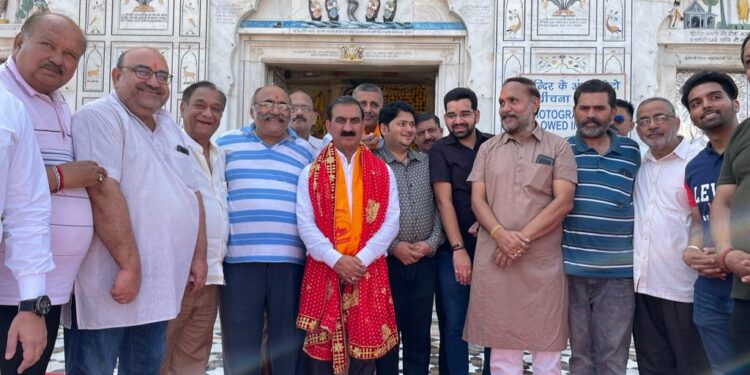 अमृतसर में बसे हिमाचलियों की ओर से मुख्यमंत्री राहत कोष के लिए 2 लाख 21 हजार रुपए का अंशदान