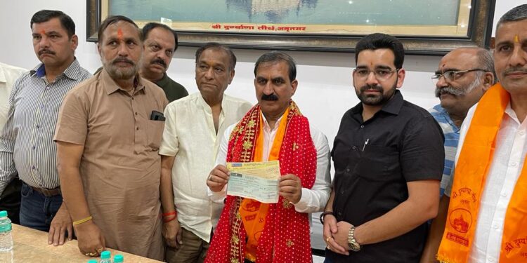 अमृतसर में बसे हिमाचलियों की ओर से मुख्यमंत्री राहत कोष के लिए 2 लाख 21 हजार रुपए का अंशदान