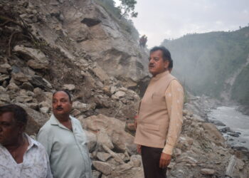 राष्ट्रीय उच्च मार्ग मंडी -कुल्लू पर  जलोगी के निकट 11 नम्बर सुरंग के  मुहाने पर भारी चट्टानों के गिरने से अवरुद्ध मार्ग