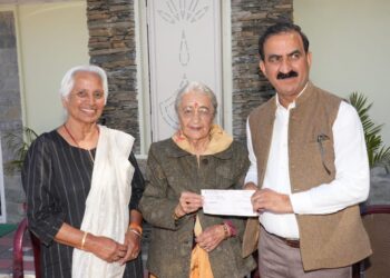 आपदा प्रभावितों की मदद के लिए आगे आईं शिमला की वयोवृद्ध महिलाएं