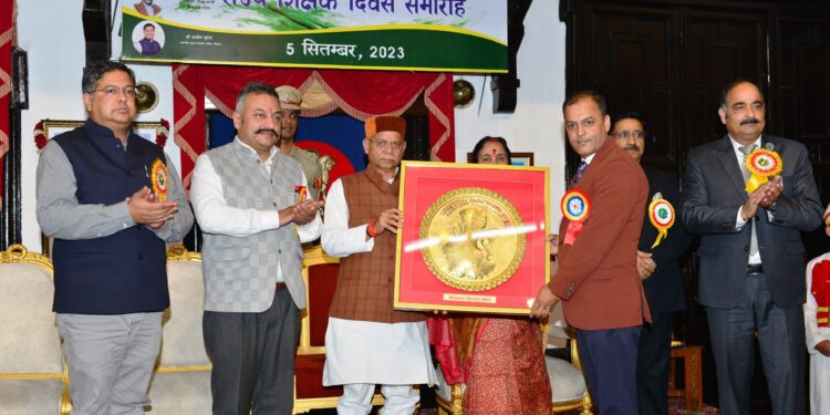 शिक्षक दिवस पर राज्यपाल ने 16 शिक्षकों को किया सम्मानित