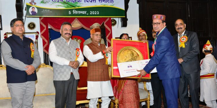 शिक्षक दिवस पर राज्यपाल ने 16 शिक्षकों को किया सम्मानित