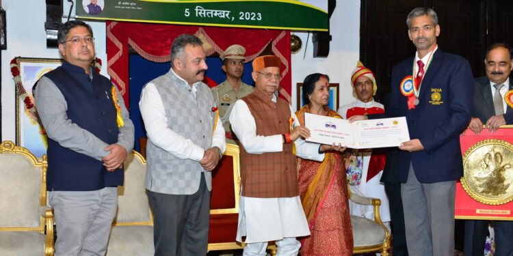 शिक्षक दिवस पर राज्यपाल ने 16 शिक्षकों को किया सम्मानित