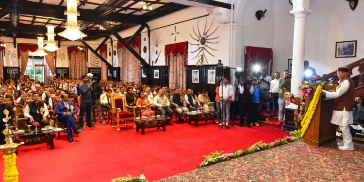 शिक्षक दिवस पर राज्यपाल ने 16 शिक्षकों को किया सम्मानित