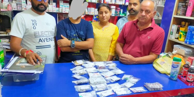 गगल बाजार में मेडिकल स्टोर पर छापा, नशीली दवाएंं पकड़ीं