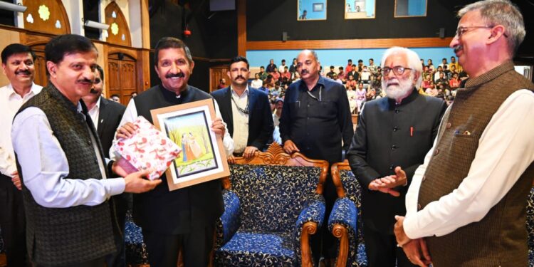 Hindi Diwas : भाषा एवं संस्कृति विभाग द्वारा हिन्दी में उत्कृष्ट कार्य करने वाले विभागों को सम्मानित किया