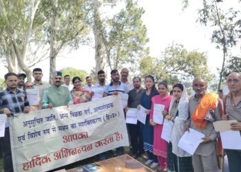 इंद्र दत्त लखनपाल ने मैहरे में सुनीं जनसमस्याएं, मकान निर्माण के लिए 10 लाभार्थियों को बांटे चेक