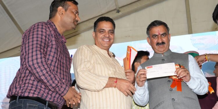 विभिन्न संस्थाओं ने किया आपदा राहत कोष में अंशदान