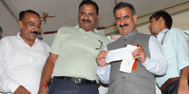 विभिन्न संस्थाओं ने किया आपदा राहत कोष में अंशदान