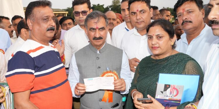 विभिन्न संस्थाओं ने किया आपदा राहत कोष में अंशदान