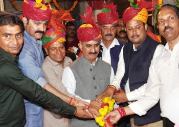 मुख्यमंत्री ने आलमपुर में श्री लक्ष्मी नारायण मंदिर में शीश नवाया