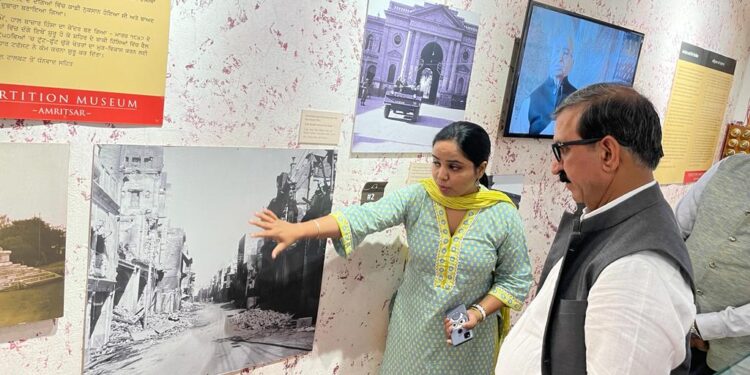 मुुख्यमंत्री ने विभाजन संग्रहालय का अवलोकन किया