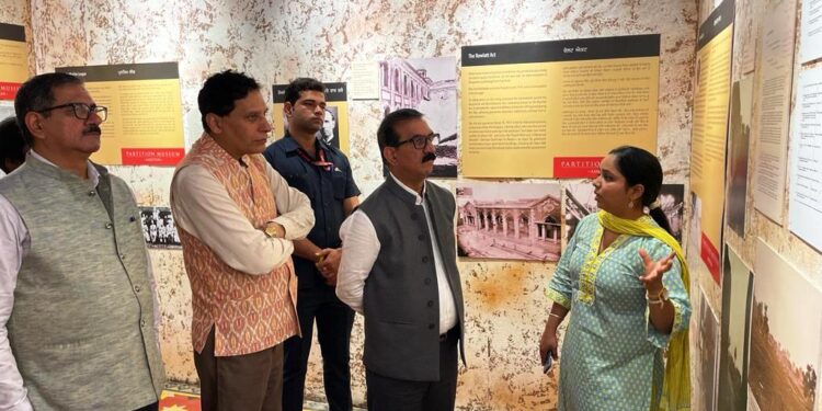 मुुख्यमंत्री ने विभाजन संग्रहालय का अवलोकन किया