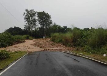 डाडा सीबा से ढलियारा मार्ग आरा चौक के पास कुरैड़  खडड में रास्ता बंद