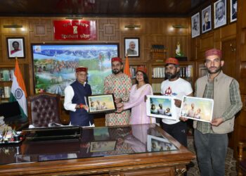 राज्यपाल ने ‘हिमाचली स्वैग-पाणी री टंकी’ जारी किया