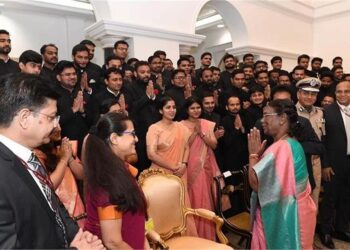 भारतीय रेल के परिवीक्षाधीन अधिकारियों ने राष्ट्रपति से मुलाकात की