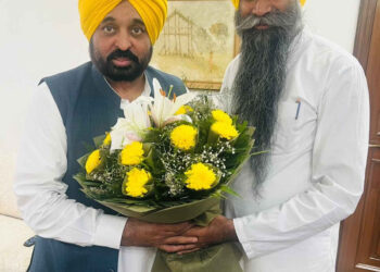 भगवंत मान ने चंडीगढ़ में पार्टी की मजबूती के लिए डा.. एसएस अहलूवालिया को दी शुभकामनाएं