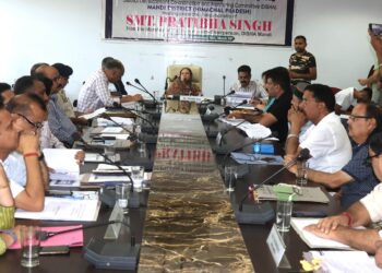 जनहित के कार्यों को प्राथमिकता पर करें अधिकारी – सांसद प्रतिभा सिंह