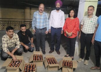 250 बल्क लीटर शराब जब्त और लगभग चार करोड़ से अधिक कीमत के चांदी के आभूषण पकडे़