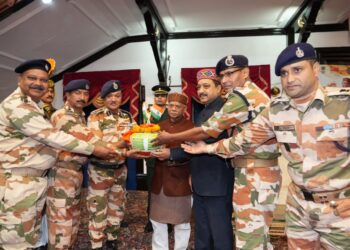 प्रदेश के 10 दर्रों से एकत्रित मिट्टी के कलशों को हरी झंडी दिखाकर दिल्ली रवाना किया