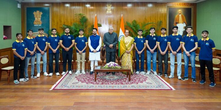 केंद्रीय मंत्री अनुराग ठाकुर की अनूठी पहल सांसद भारत दर्शन, हमीरपुर संसदीय क्षेत्र की होनहार बेटियों के बाद अब बेटों को ले गये भारत भ्रमण पर