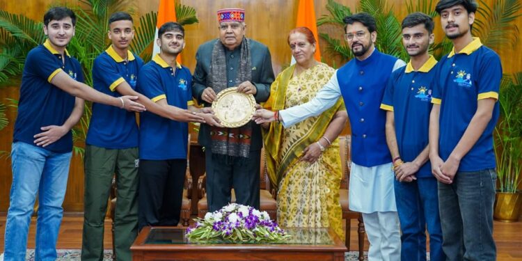 केंद्रीय मंत्री अनुराग ठाकुर की अनूठी पहल सांसद भारत दर्शन, हमीरपुर संसदीय क्षेत्र की होनहार बेटियों के बाद अब बेटों को ले गये भारत भ्रमण पर