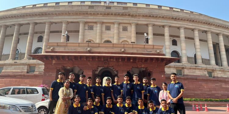 केंद्रीय मंत्री अनुराग ठाकुर की अनूठी पहल सांसद भारत दर्शन, हमीरपुर संसदीय क्षेत्र की होनहार बेटियों के बाद अब बेटों को ले गये भारत भ्रमण पर