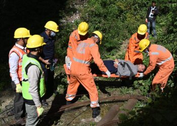 एनडीआरएफ, एसडीआरएफ होमगार्ड तथा विभिन्न विभागों के सहयोग से समर्थ अभियान के तहत जाखू रोपवे पर मॉक अभ्यास