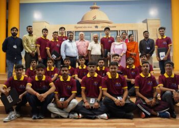 सांसद भारत दर्शन के मेधावी पहुँचे गुजरात, आईआईएम, आईआईटी और विधानसभा का किया अवलोकन