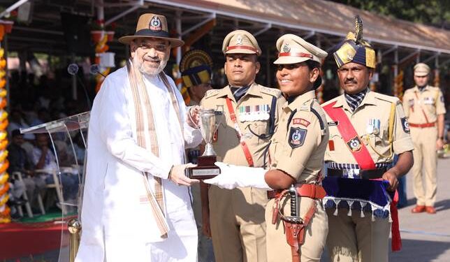 केंद्रीय गृह मंत्री और सहकारिता मंत्री अमित शाह ने आज हैदराबाद में सरदार वल्लभभाई पटेल राष्ट्रीय पुलिस अकादमी में आईपीएस के 75 आरआर बैच की दीक्षांत परेड को संबोधित किया।