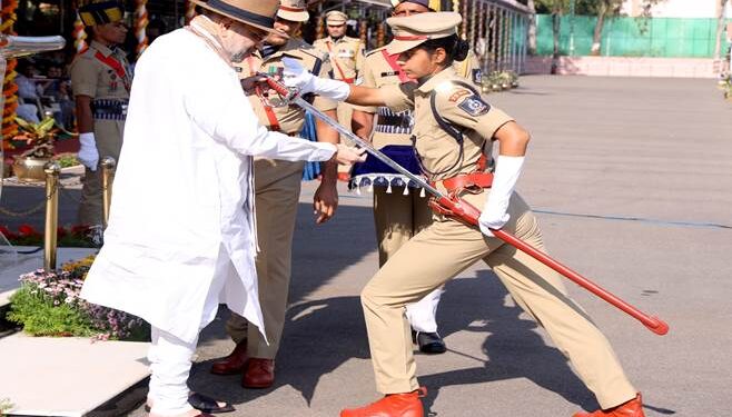 केंद्रीय गृह मंत्री और सहकारिता मंत्री अमित शाह ने आज हैदराबाद में सरदार वल्लभभाई पटेल राष्ट्रीय पुलिस अकादमी में आईपीएस के 75 आरआर बैच की दीक्षांत परेड को संबोधित किया।