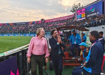 धर्मशाला क्रिकेट स्टेडियम पंहुचकर ऑस्ट्रेलियाई दूतावास के उच्चायुक्त ने बढ़ाया अपनी टीम का हौसला