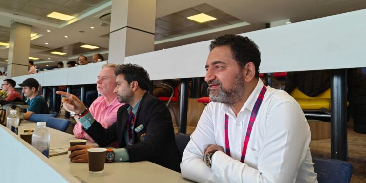 धर्मशाला क्रिकेट स्टेडियम पंहुचकर ऑस्ट्रेलियाई दूतावास के उच्चायुक्त ने बढ़ाया अपनी टीम का हौसला