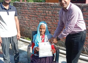 कांगड़ा जिला में 468 शतकवीर मतदाताओं को किया सम्मानित