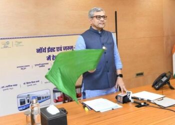 रेल मंत्री ने जम्मू और कश्मीर के उपराज्यपाल, असम और त्रिपुरा के मुख्यमंत्रियों के साथ नई रेलगाड़ियों को हरी झंडी दिखाकर रवाना किया