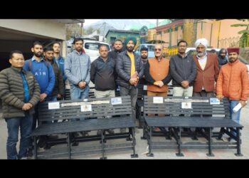 वर्ल्ड कप मैचों के दौरान कचरा एकत्रित करके बना डाले बैंच