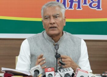 एसवाईएल के मुद्दे को भूलकर मुख्यमंत्री ने न केवल पंजाब को धोखा दिया है बल्कि उन लोगों के विश्वास को भी धोखा दिया है जिन्होंने उन्हें मुख्यमंत्री के रूप में वोट दिया था :सुनील जाखड़