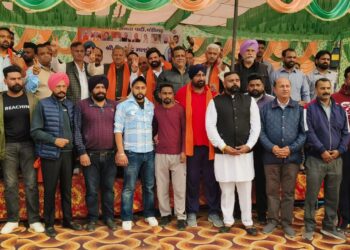 समाज सेवी संदीप बाबी के नेतृत्व में बड़ी संख्या में कझेरी के स्थानीय लोग भाजपा में हुए शामिल