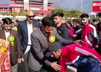 डीसी कांगड़ा डॉ निपुण जिंदल ने 13 दिसंबर बुधवार से 16 दिसम्बर तक इंटर कॉलेज एथलेटिक मीट का 13 दिसंबर बुधवार को धर्मशाला के सिंथेटिक ट्रेक में विधिवत शुभारंभ किया।