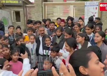 हिमाचल प्रदेश के कड़क मुख्यमंत्री का दिखा नरम अंदाज, अपना काफिला रोक के बच्चों से मिले