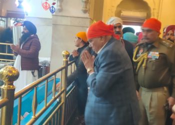 पंजाब के राज्यपाल ने गुरुद्वारा श्री फतेहगढ़ साहिब में टेका माथा