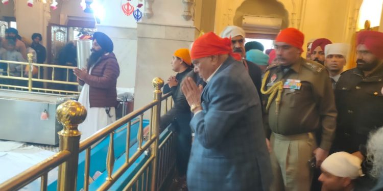 पंजाब के राज्यपाल ने गुरुद्वारा श्री फतेहगढ़ साहिब में टेका माथा
