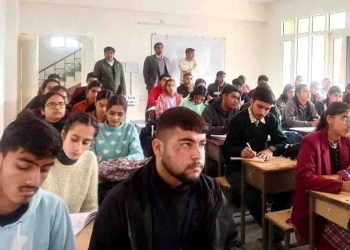 Hamirpur : मेधावी विद्यार्थियों के लिए आरंभ की गई जेईई और नीट परीक्षा निशुल्क कोचिंग में डीसी हेमराज बैरवा ने विद्यार्थियों को दिए टिप्स