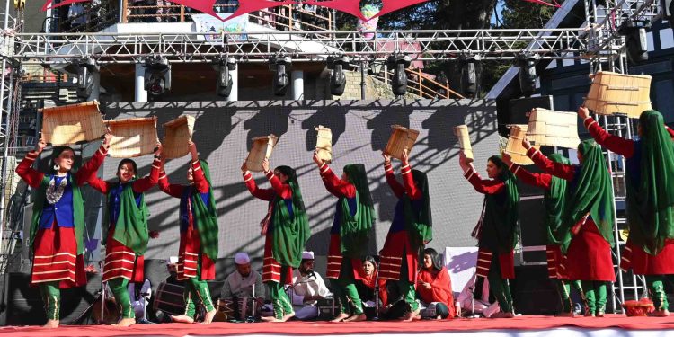 शिमला विंटर कार्निवाल में लोगों को हो रहे हिमाचल संस्कृति के दर्शन