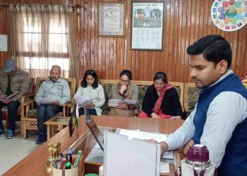 Hamirpur : पात्र लोगों तक पहुंचे कल्याण विभाग की योजनाओं का लाभ: मनेश यादव एडीसी