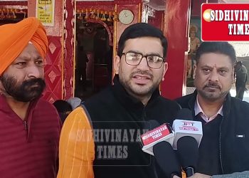 कचहरी चौक में स्थित हनुमान मंदिर में  स्वच्छ तीर्थ अभियान की कड़ी में मंदिर परिसर को सवच्छ करते हुए पूर्व विधायक विशाल नेहरिया