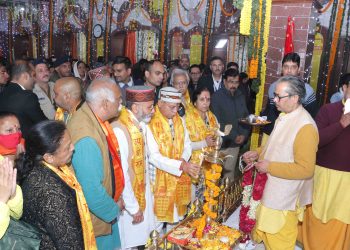 राज्यपाल शिव प्रताप शुक्ल ने लेडी गवर्नर जानकी शुक्ल के साथ आज शिमला स्थित श्री राम मंदिर में शीश नवाया